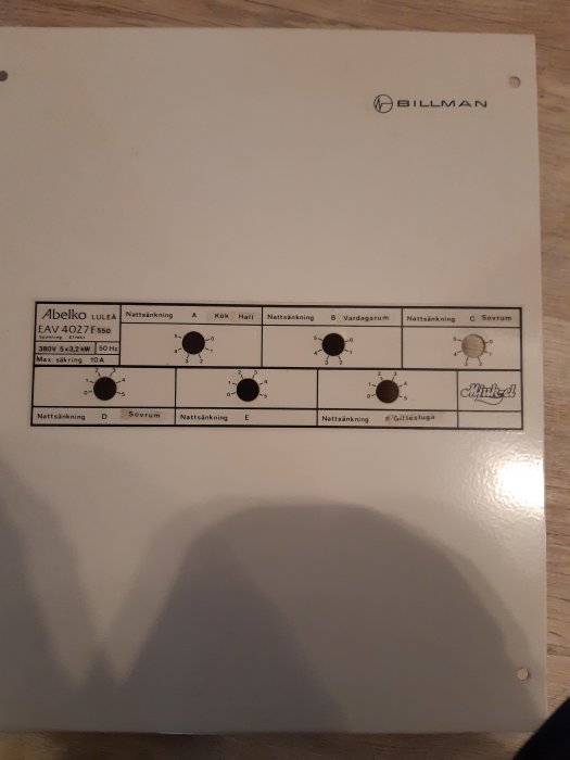Elcentral för nattsänkning märkt Abeko med vred för olika rum, inga synliga on/off-knappar.