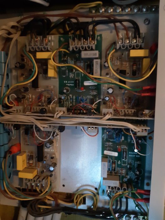 Öppnat elektriskt skåp utan synlig on/off-knapp, med kablar och kretskort.