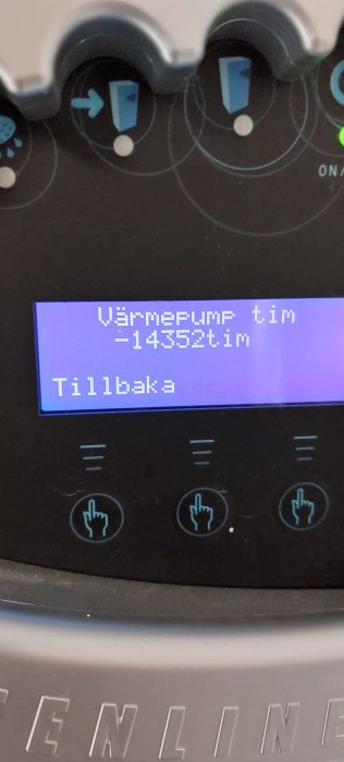 Display på värmepump som visar drifttiden "14552 tim" med knappar nedanför.