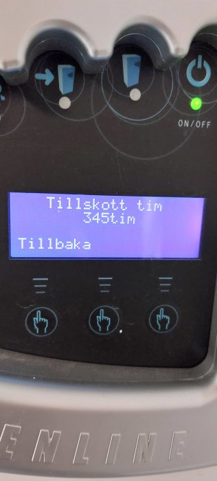 Display på en IVT värmepump som visar texten "Tillskott tim 345tim".