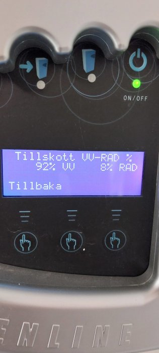 Display på en IVT värmepump som visar 'Tillskott VV–RAD: 92% VV 8% RAD'.