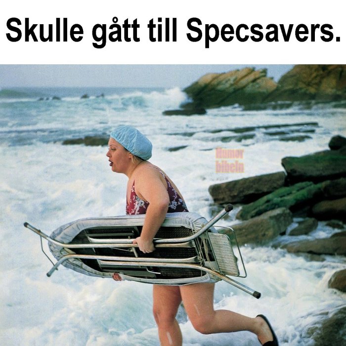 Person med simmössa bär solstolar vid havet med texten "Skulle gått till Specsavers".