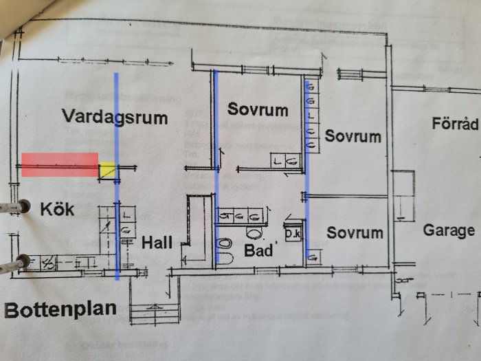 Ritning av en husbottenplan med markerade väggar och rum betecknade som "Vardagsrum", "Kök", "Sovrum" m.m.