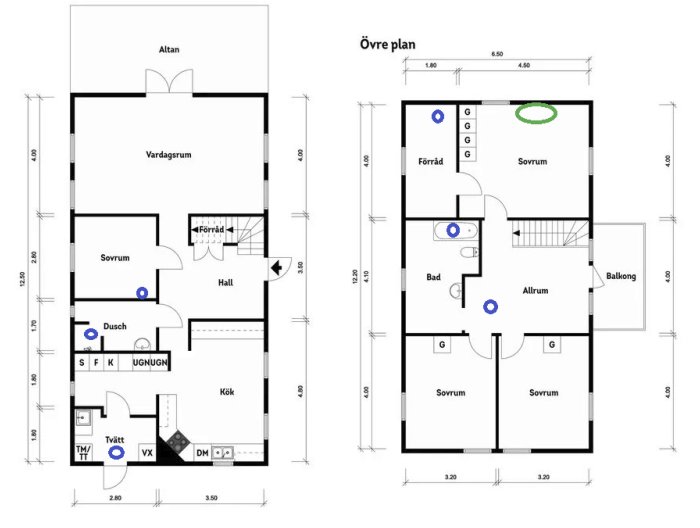 Två planritningar av ett hus med dimensioner, rumsbeteckningar och möbleringssymboler.