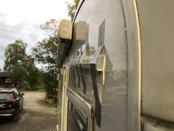 Husbil med nyinstallerad vattenränna ovanför fönster för att förhindra läckage.