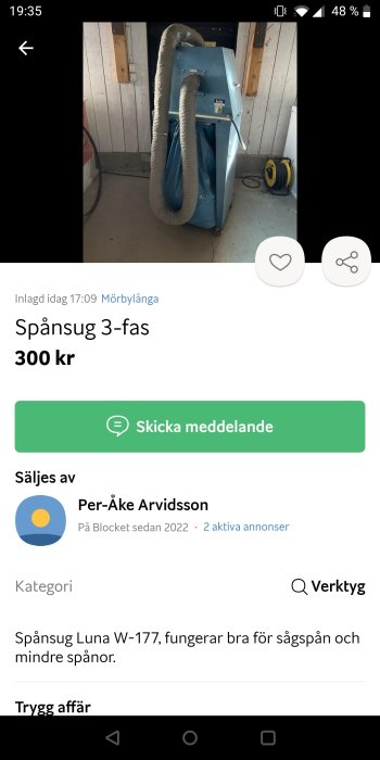 Spånsug Luna W-177 i ett garage, ansluten till sladd och slang, avsedd för sågspån.