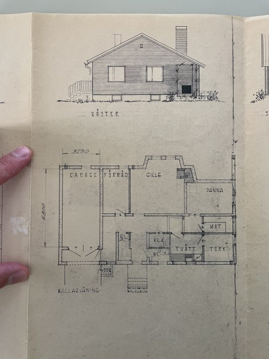 Ritning av hus med planlösning för källarvåning och illustration av husets fasadvy med texten "VÄSTER".