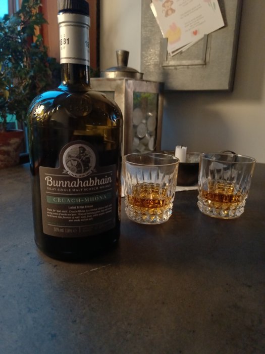 Flaska av Bunnahabhain whisky och två fyllda glas firar hopp om Sveriges framtid.