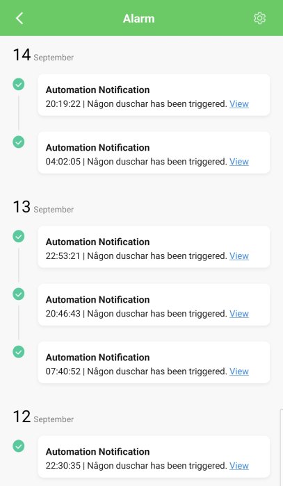 Skärmbild av en app som visar automationsmeddelanden om att "Någon duschar" utlösts vid olika tidpunkter.