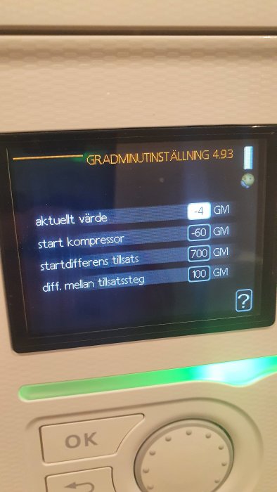 Digital display på HVAC-enhet som visar inställningar för gradminutinställning med värden som -4, -60, 700 och 100 GM.