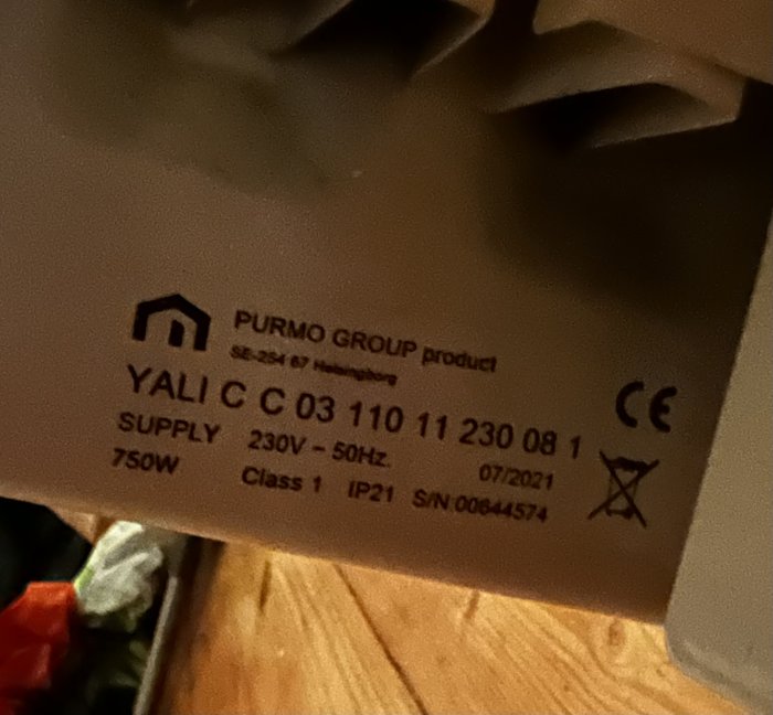 Närbild av en etikett på en produkt från PURMO GROUP med specifikationer för YALI C elektrisk radiator.