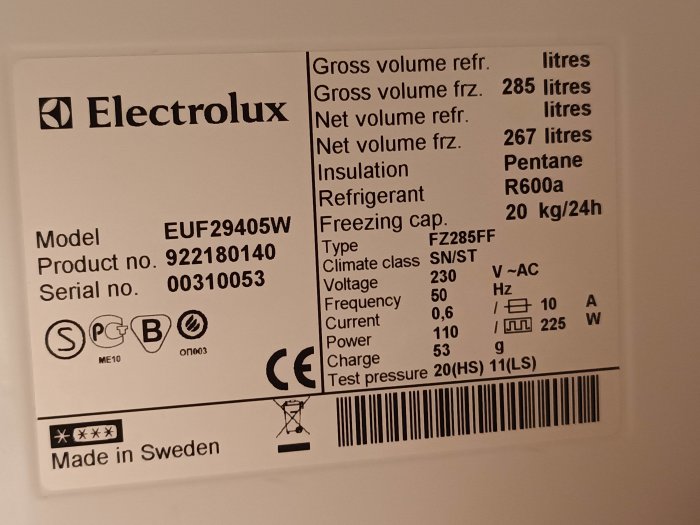 Etikett på en Electrolux-produkt med tekniska specifikationer för kylskåpsmodellen EUF29405W, inklusive volym och energiförbrukning.