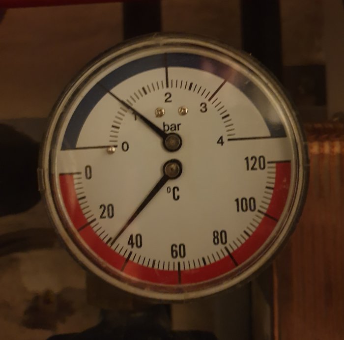 Manometer med tryck i bar och temperatur i °C, visaren pekar på ca 1,5 bar och 30°C.