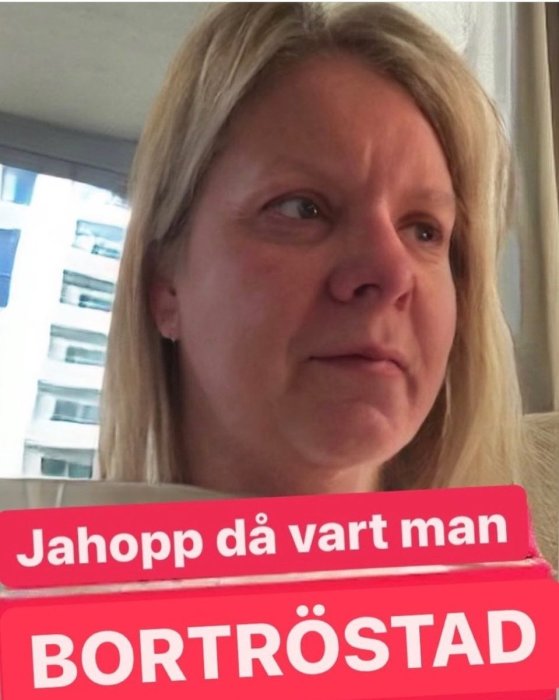 Kvinna med bekymrad uppsyn och texten "Jahopp då vart man BORTRÖSTAD