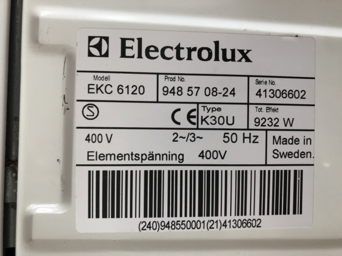 Typskylt på Elektrolux EKC 6120 ugn med produktinformation och tillverkningsnummer.