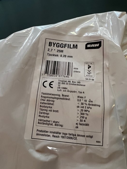 Byggfilm på rulle med etikett som anger storlek 2,7x25m och tjocklek 0,20 mm.