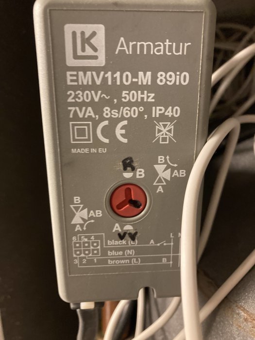 Närbild av en LK Armatur EMV110-motorventil med inställningsratt och ledningsanslutningar.