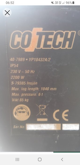 Närbild på en märkskylt för en Cotech-motor med tekniska specifikationer.