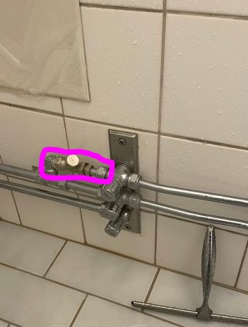 Handdukstork ansluten till rör med diskussion om installationsdetaljer, inklusive termostatventil och handtag.