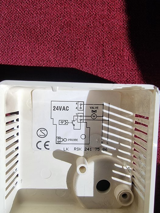 Elektriskt kopplingsschema på en gammal termostat visas med märkningar för ventil, strömförsörjning och givare.