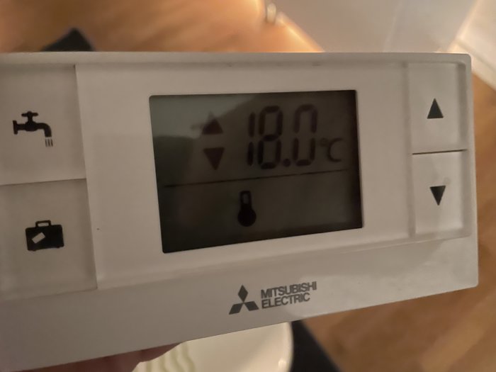Handhållen Mitsubishi Electric fjärrkontroll som visar 19,0 °C på displayen.