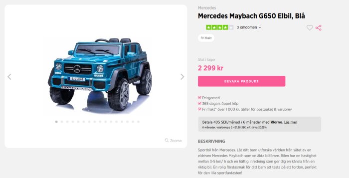 Blå batteridriven leksaksbil av modellen Mercedes Maybach G650 i helfigur på vit bakgrund.