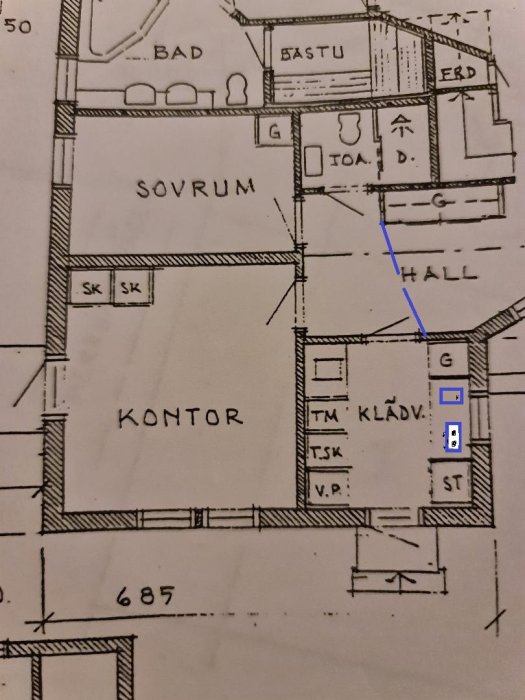 Ritning av en husplan med markerad väg från hallen till kontoret.