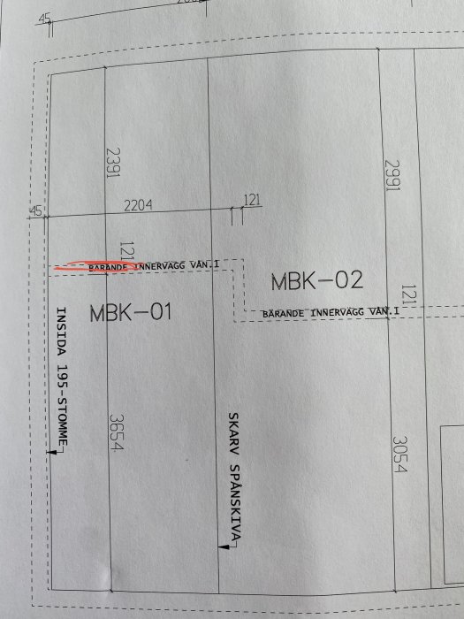 Ritning av en byggprojektplan med mått och markeringar för bärande väggar och skarvar.