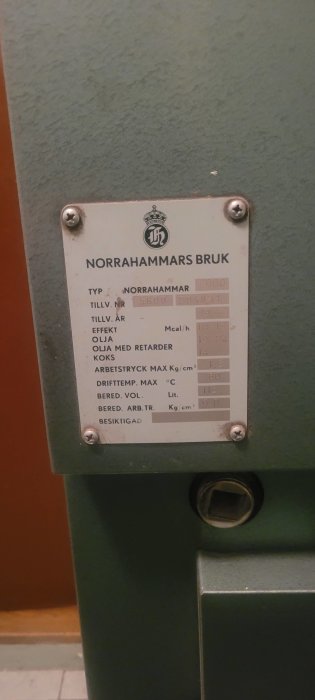 Identifieringsskylt på en grön metallapparat med Norrahammars Bruk logotyp och tekniska data.