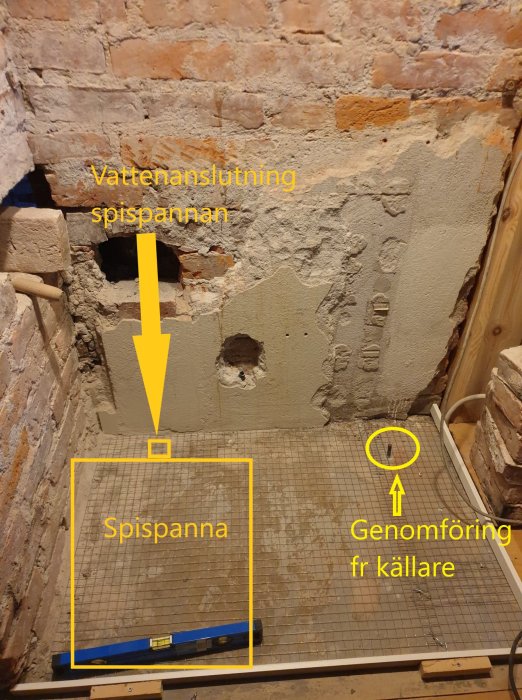 Renoveringsarbete med markerade vattenanslutningar och genomföring för spispanna mot tegelvägg.