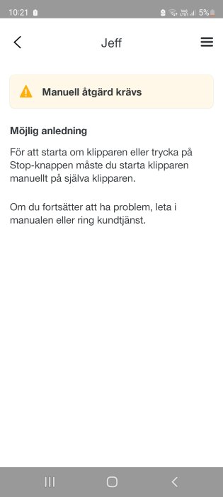 Skärmdump av smartphone som visar ett felmeddelande om att manuell åtgärd krävs för en gräsklippare.