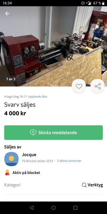 Röd svarv på arbetsbänk till salu, omgiven av verktyg och komponenter.