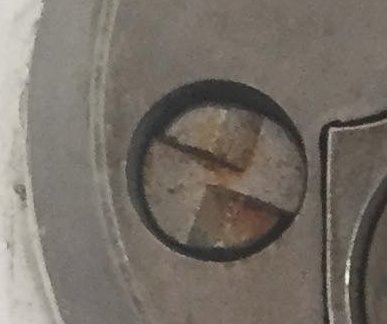 Närgransad bild av en skruv med ett korsformigt spår inringat för identifiering av rätt bit.