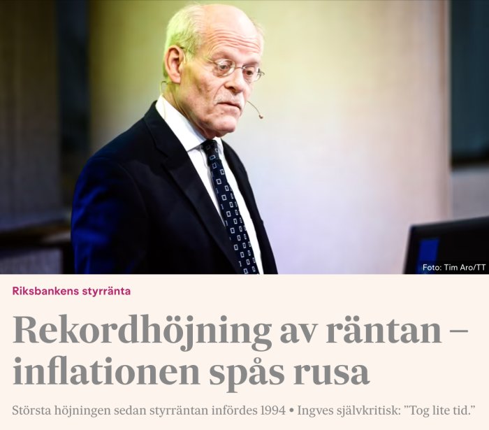 Man i kostym och slips föreläser med mikrofon, titel om rekordhöjning av ränta och inflation på bild.