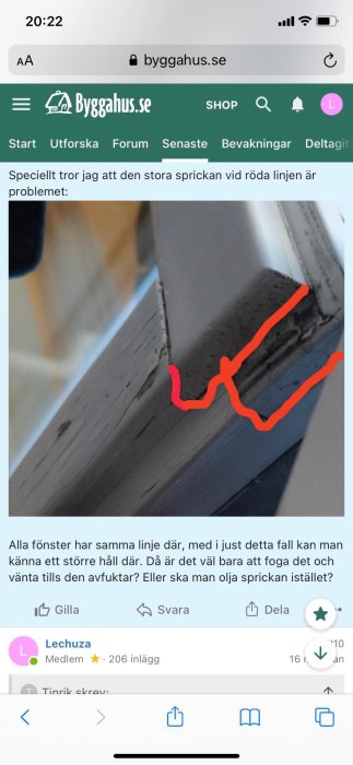 Bild på ett fönsterhörn med en röd markering som visar var man ska foga för att täta en spricka.