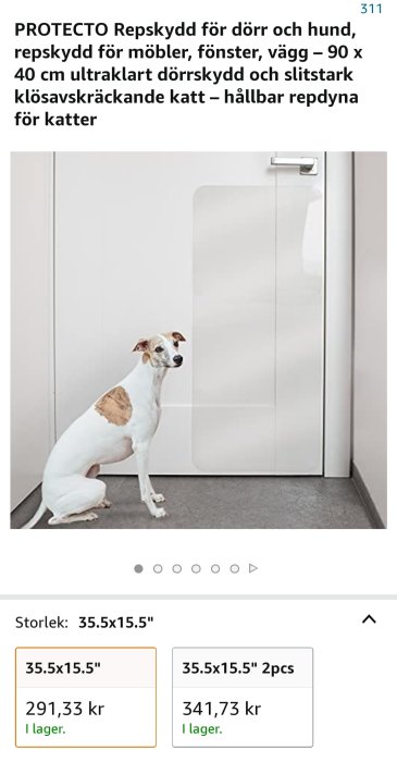 Vit hund sitter bredvid en skyddsfilm på en dörr, eventuell produkt för att förhindra repor.