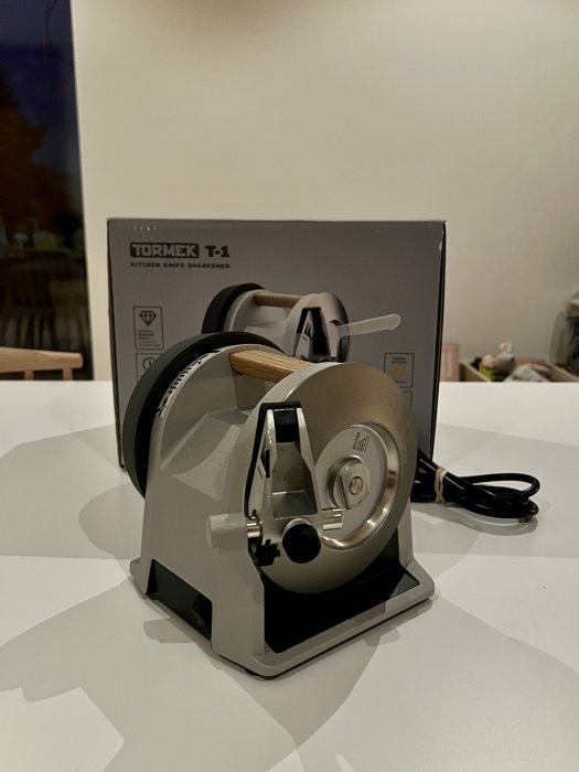 Ny Tormek T-1 köksknivslip uppackad på bord bredvid dess förpackning.