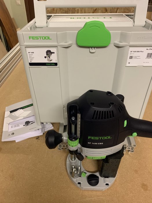 En ny Festool-handöverfräs modell OF 1400 med dess låda och manual.