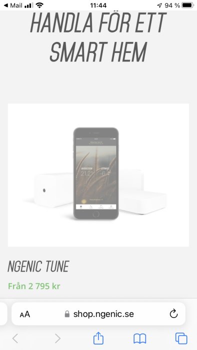 Smart hem-produkt, Ngenic Tune, visad med tillhörande app på smartphone och enhetens vit box-design.