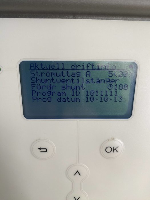 LCD-display på en EcoAir/EcoEl-enhet som visar aktuell driftinformation och historiska data.