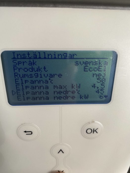 LCD-display på en värmepumps panel som visar inställningar för energiförbrukning.