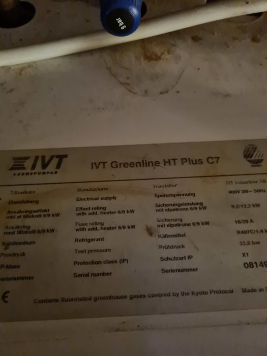 Märkplåt med information om modellen "IVT Greenline HT Plus C7" på en värmepumpsenhet.