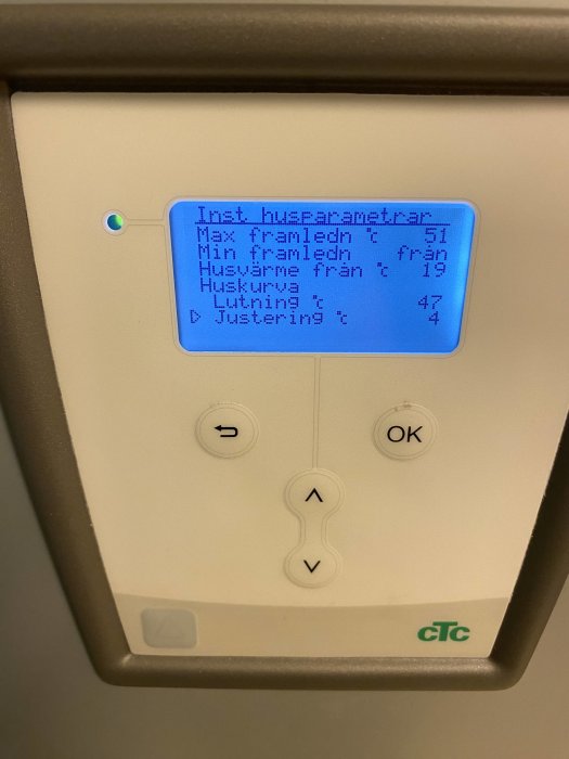 Värmepumpens kontrollpanel som visar inställningar med huskurvan på 47 grader och justering på 4 grader.