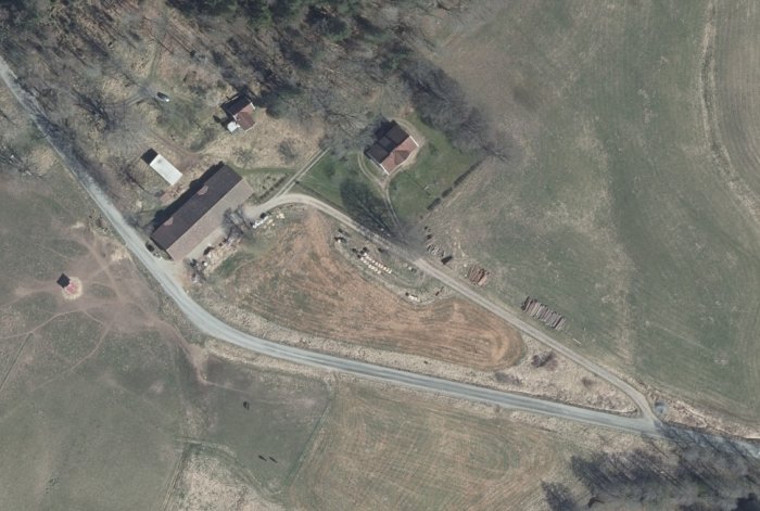 Flygbild över lantgård med rätad väg kontra krökt originalväg som nämns i diskussionstråden.