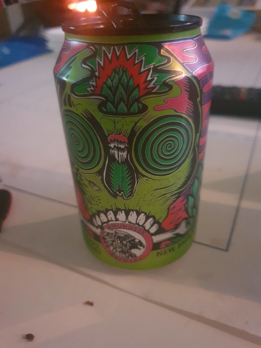 Färgglad ölburk med psykedeliskt mönster och texten "Amundsen Brewery Hopbliminal Messages".