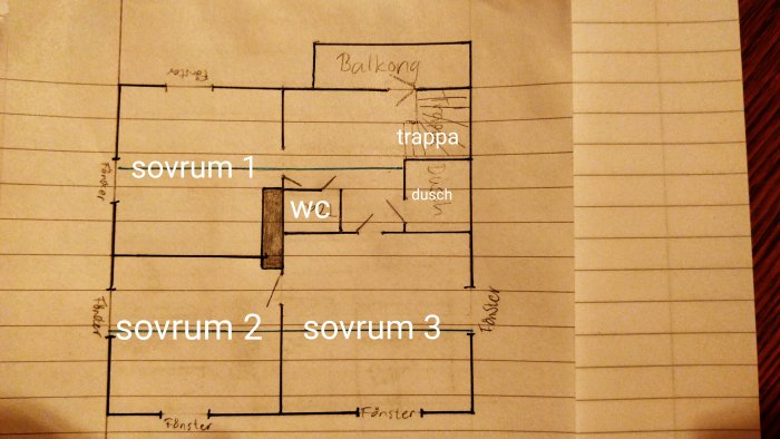 Handritad planskiss av lägenhet med tre sovrum, WC, dusch och balkong markerade.