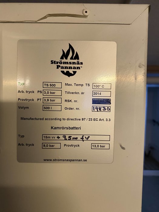 Typskylt på en Strömsnäspanna med teknisk specifikation inklusive arbets- och provtryck.
