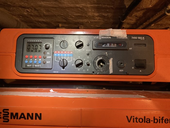 Kontrollpanelen på en Viessmann Vitola-biferral pannan med display, knappar och reglage synlig.
