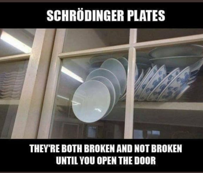 Ett skåp med vita tallrikar balanserade osäkert på en skåphylla, med texten "Schrödinger Plates".