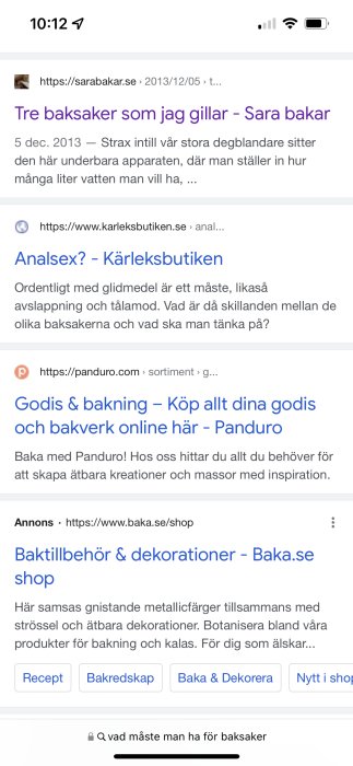 Skärmdump av en mobiltelefons sökresultat för köksredskap med relevanta och irrelevanta länkar.